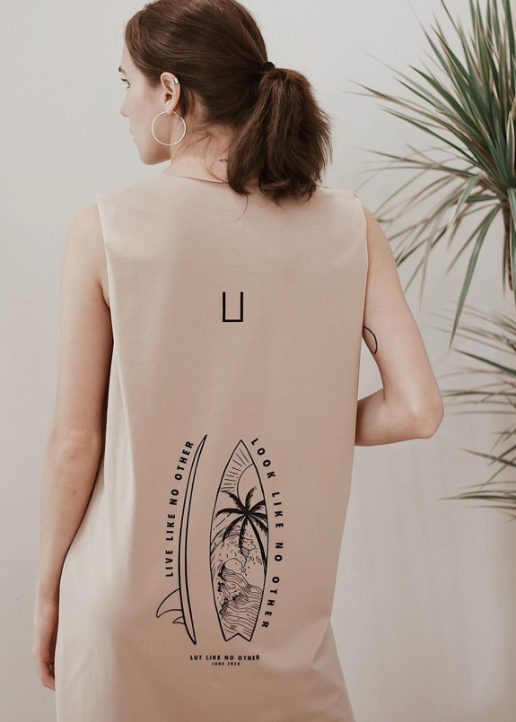 Майка унисекс бежевая с принтом на спине Изображение Майка унисекс бежевая с принтом на спине