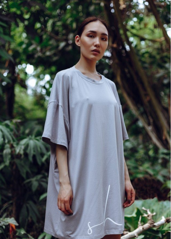 Платье-футболка MIDI OVERSIZE принт SHE Stone - серое She Изображение Платье-футболка MIDI OVERSIZE принт SHE Stone - серое She