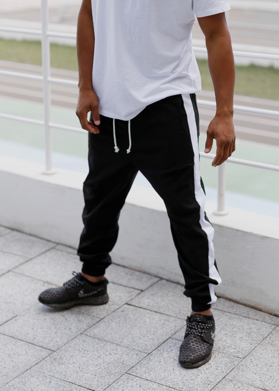 Джоггеры с лампасами черные Black Limit Изображение Джоггеры с лампасами черные Black Limit