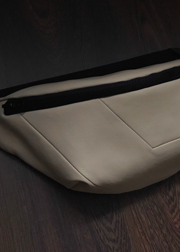 Бананка со строчкой белая Chee Изображение Бананка со строчкой белая Chee