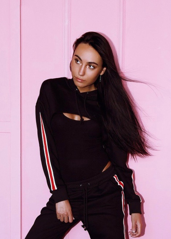 Худи с лампасами короткое черное She Black Limit Изображение Худи с лампасами короткое черное She Black Limit