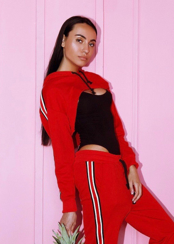 Худи с лампасами короткое красное She Black Limit Изображение Худи с лампасами короткое красное She Black Limit