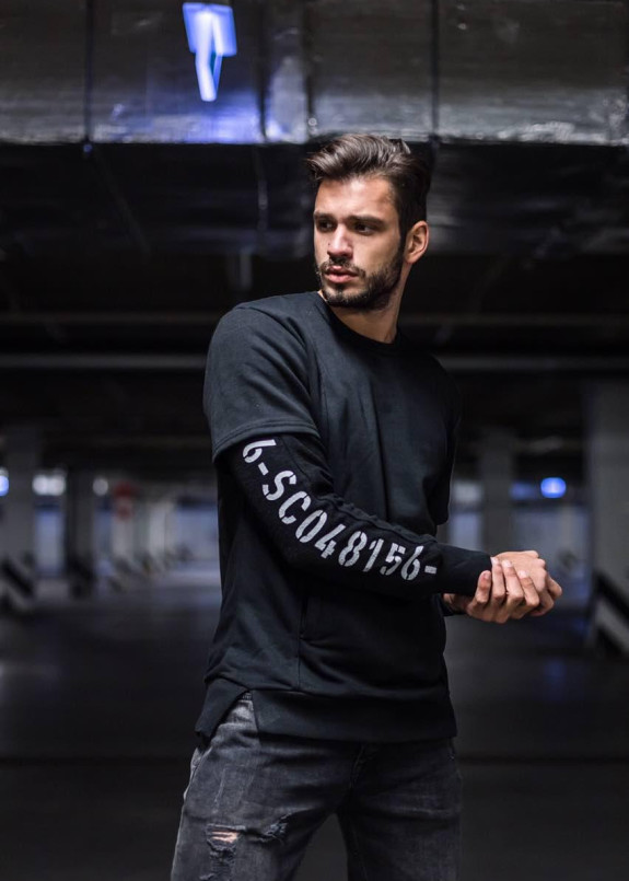 Дизайнерский свитшот пямого силуэта с надписями на рукавах MFSTORE Изображение Дизайнерский свитшот пямого силуэта с надписями на рукавах MFSTORE