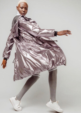 Плащ цвета металлик с затяжками Изображение Плащ цвета металлик с затяжками