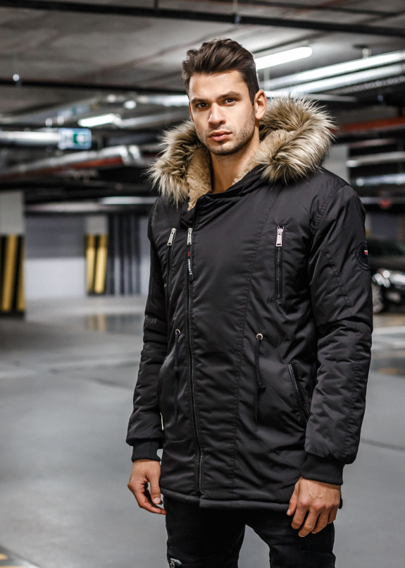 Парка с меховым капюшоном и лого на рукаве Mfstore Изображение Парка с меховым капюшоном и лого на рукаве Mfstore