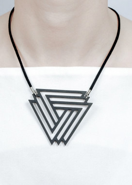 Подвеска черная треугольники NEBULA7 Изображение Подвеска черная треугольники NEBULA7