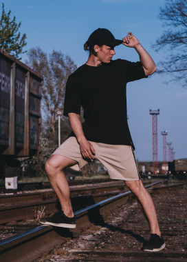 Мужские шорты с лампасами бежевые Изображение Мужские шорты с лампасами бежевые