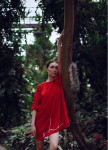 Платье-футболка MIDI OVERSIZE принт SHE Jungle berry - красное She Black Limit Изображение Платье-футболка MIDI OVERSIZE принт SHE Jungle berry - красное She Black Limit