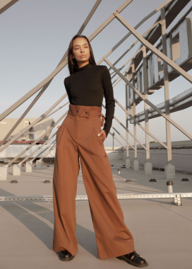 Женские коричневые брюки с высокой талией Изображение Женские коричневые брюки с высокой талией