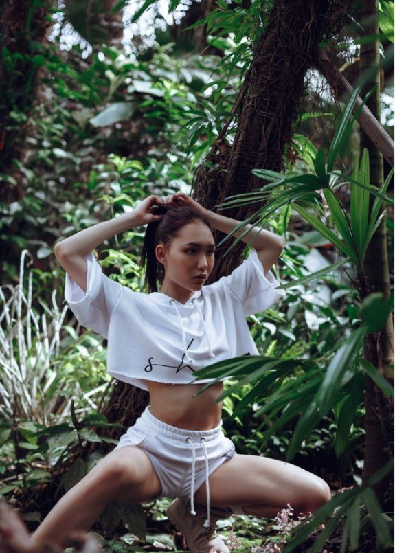 Худи с коротким рукавом принт SHE Coconut - белое She Black Limit Изображение Худи с коротким рукавом принт SHE Coconut - белое She Black Limit