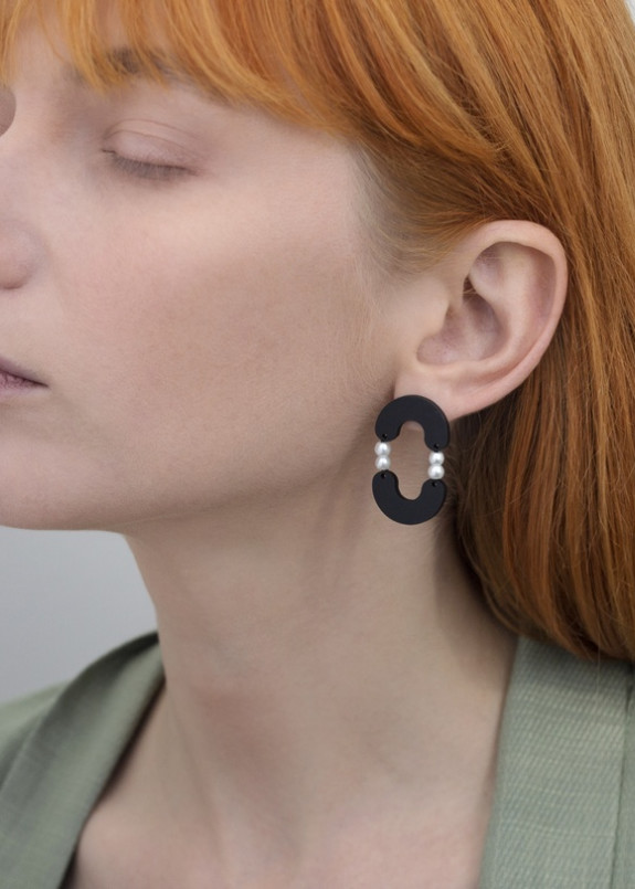 Серьги в виде двух полукругов с жемчужиной Изображение Серьги в виде двух полукругов с жемчужиной