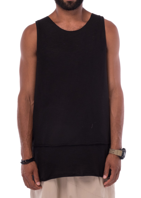 Удлиненная черная майка MOTE Lut Изображение Удлиненная черная майка MOTE Lut