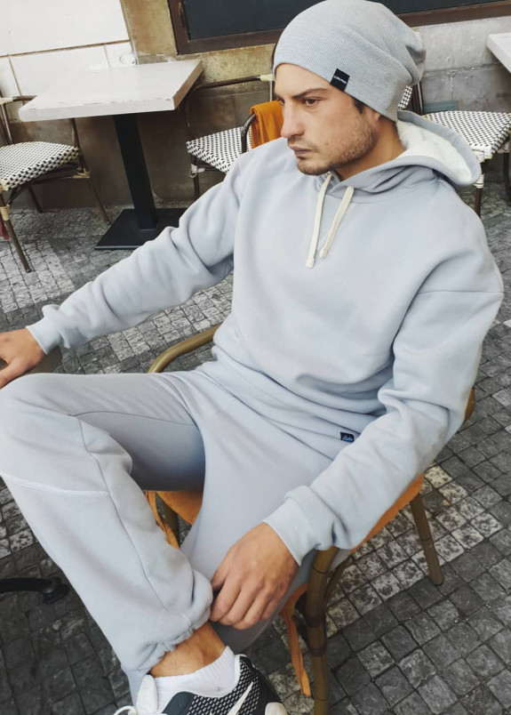 Теплый однотонный серый костюм Изображение Теплый однотонный серый костюм