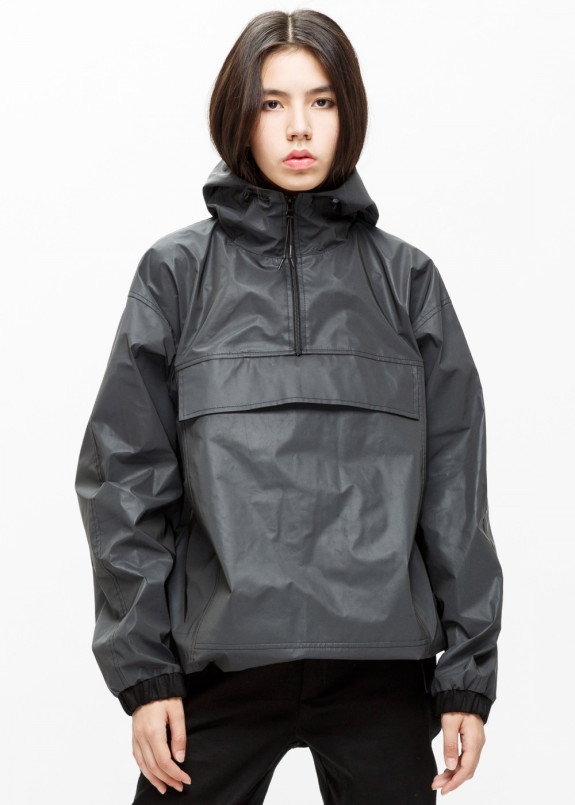 Женский анорак черный рефлективный Изображение Женский анорак черный рефлективный