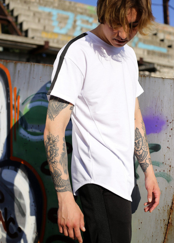 Футболка мужская белая удлиненная с лампасом Фриман Tur streetwear Изображение Футболка мужская белая удлиненная с лампасом Фриман Tur streetwear