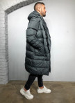 Удлиненный серый мужской пуховик Mfstore Изображение Удлиненный серый мужской пуховик Mfstore