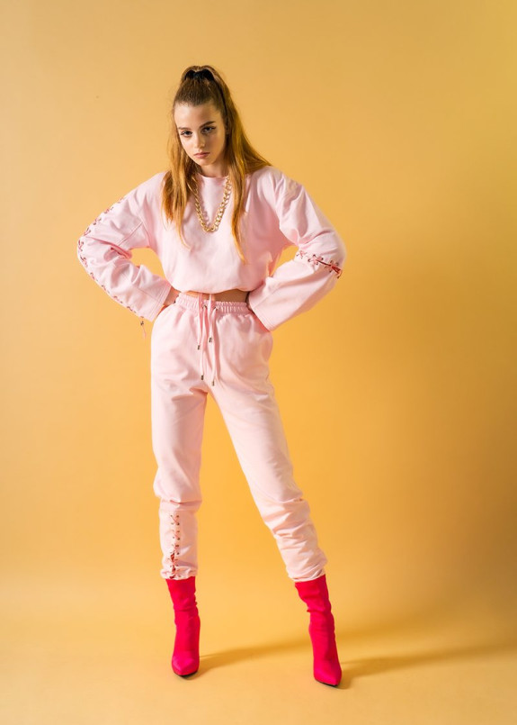 Женский костюм розовый с завязками Изображение Женский костюм розовый с завязками