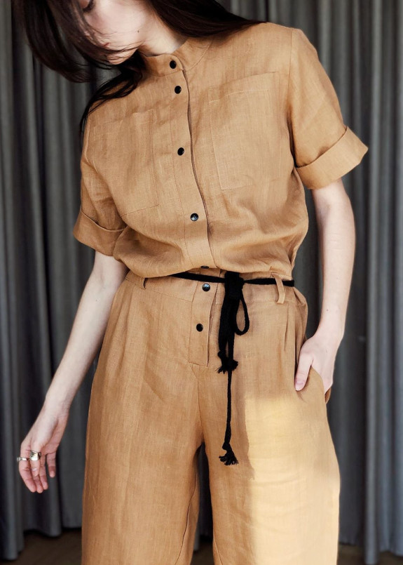 Льняной рыжий комбинезон свободного кроя Изображение Льняной рыжий комбинезон свободного кроя