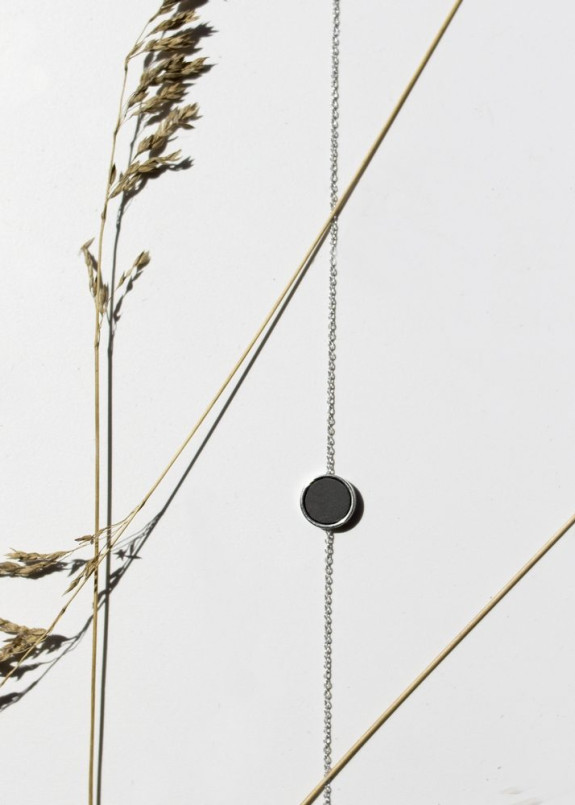 Подвеска в виде черного круга Изображение Подвеска в виде черного круга