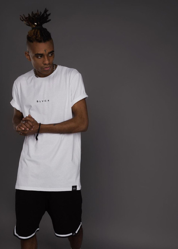 Футболка белая с принтом b l v c k Изображение Футболка белая с принтом b l v c k