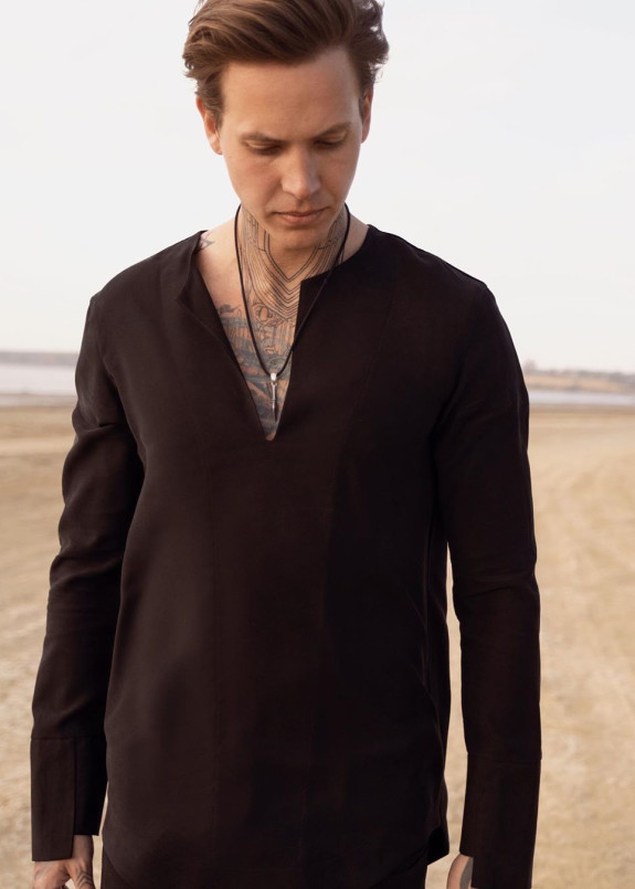 Мужская черная дизайнерская рубашка Изображение Мужская черная дизайнерская рубашка