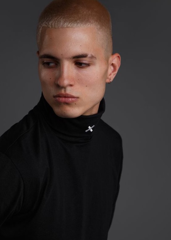 Гольф мужской с вышивкой Х черный Изображение Гольф мужской с вышивкой Х черный