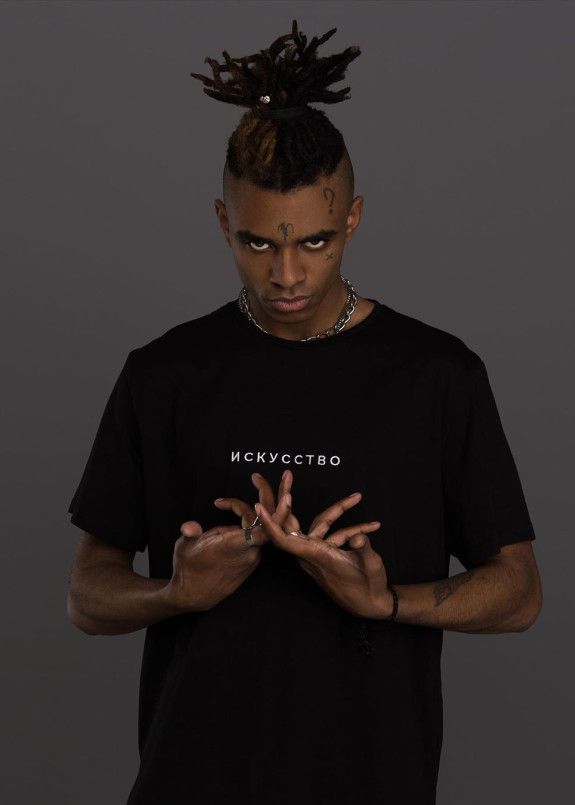 Футболка черная с принтом искусство Изображение Футболка черная с принтом искусство