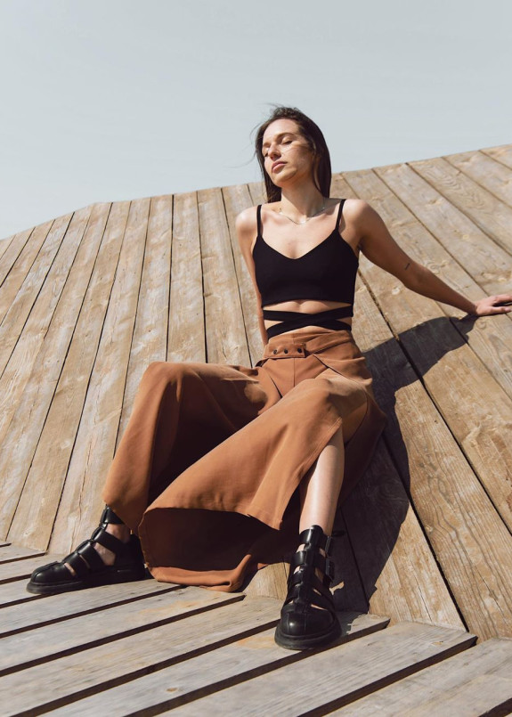 Брюки на кнопках на высокой талии Изображение Брюки на кнопках на высокой талии