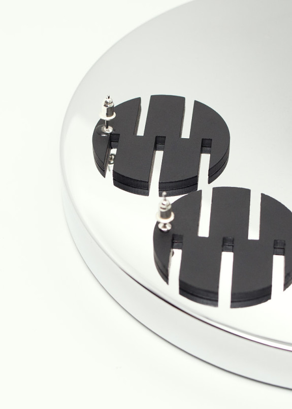 Сережки-гвоздики в виде круга с прорезями Изображение Сережки-гвоздики в виде круга с прорезями