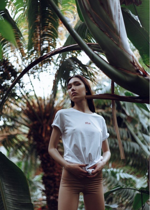 Футболка с вышивкой SHE - белая Изображение Футболка с вышивкой SHE - белая