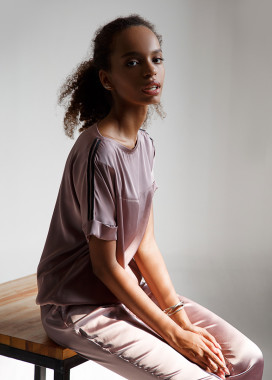 Футболка розового цвета с лампасами Изображение Футболка розового цвета с лампасами