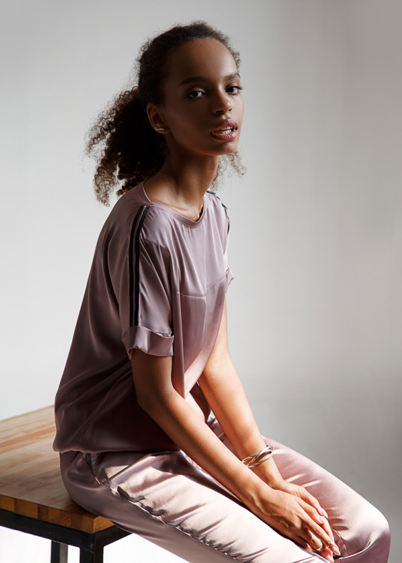 Футболка розового цвета с лампасами Изображение Футболка розового цвета с лампасами