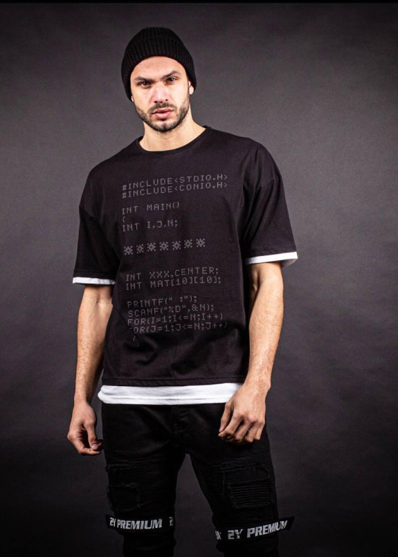 Футболка с черным текстом по всей длине MFStore Изображение Футболка с черным текстом по всей длине MFStore