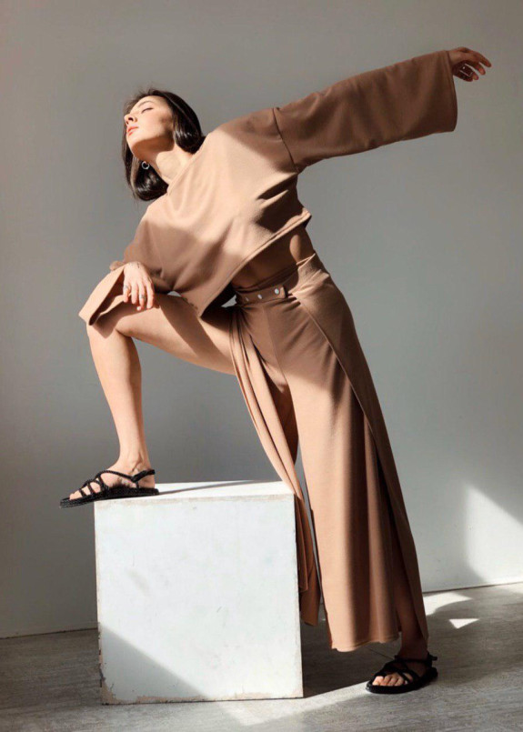 Костюм базового бежевого цвета Изображение Костюм базового бежевого цвета