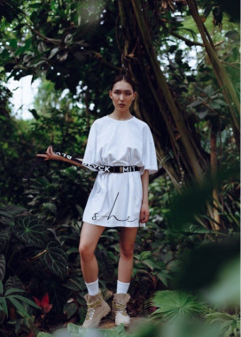 Платье-футболка MIDI OVERSIZE принт SHE Coco milk - белое She Black Limit Изображение Платье-футболка MIDI OVERSIZE принт SHE Coco milk - белое She Black Limit