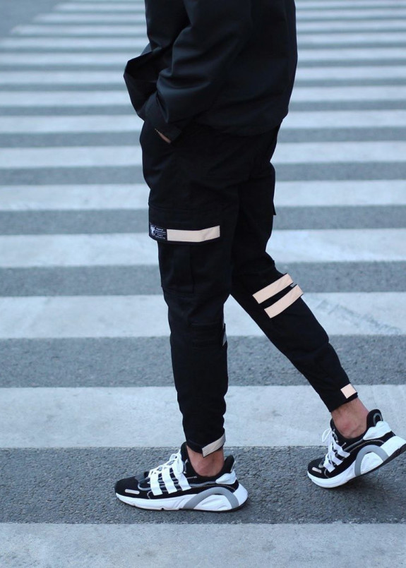 Зауженные карго штаны черные на липучках с рефлектом Изображение Зауженные карго штаны черные на липучках с рефлектом