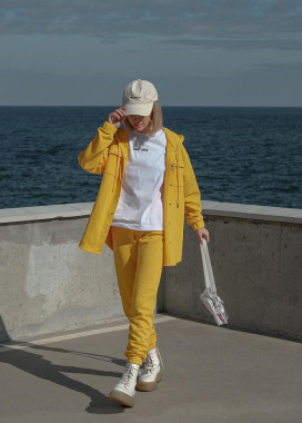 Женский желтый костюм базовый Изображение Женский желтый костюм базовый