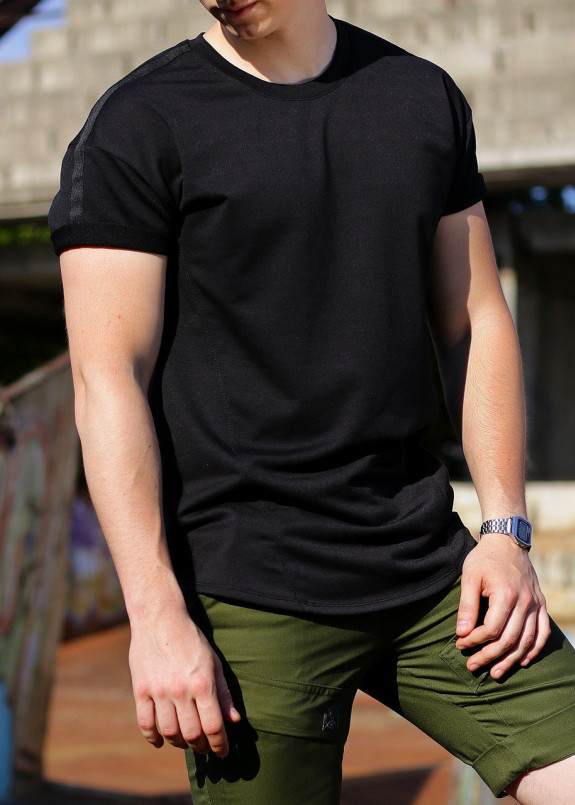 Футболка мужская черная удлиненная с лампасом Фриман Tur Streetwear Изображение Футболка мужская черная удлиненная с лампасом Фриман Tur Streetwear