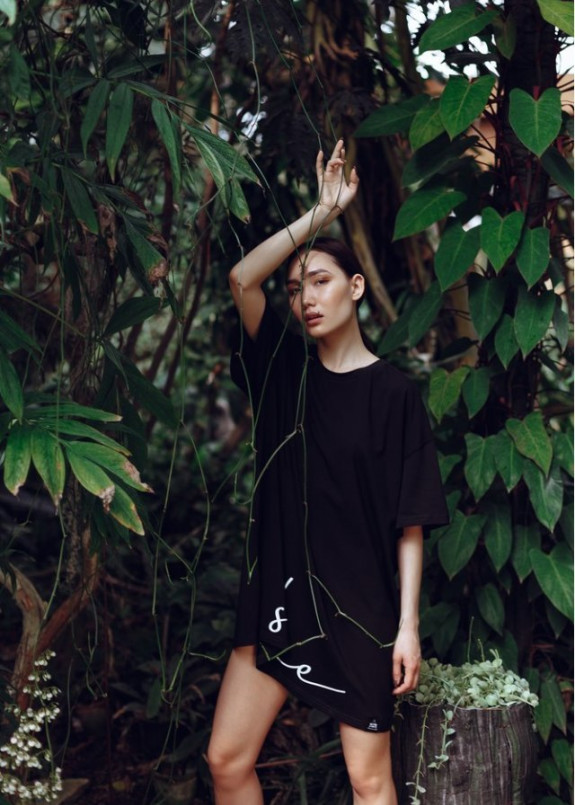 Платье-футболка MIDI OVERSIZE принт SHE Shadow - черное She Изображение Платье-футболка MIDI OVERSIZE принт SHE Shadow - черное She