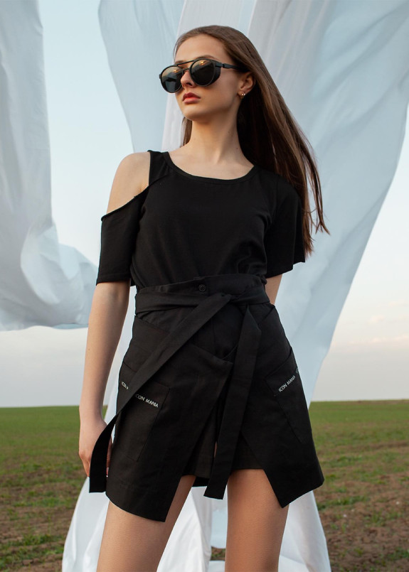 Футболка чорна з подовженим плечем Изображение Футболка чорна з подовженим плечем