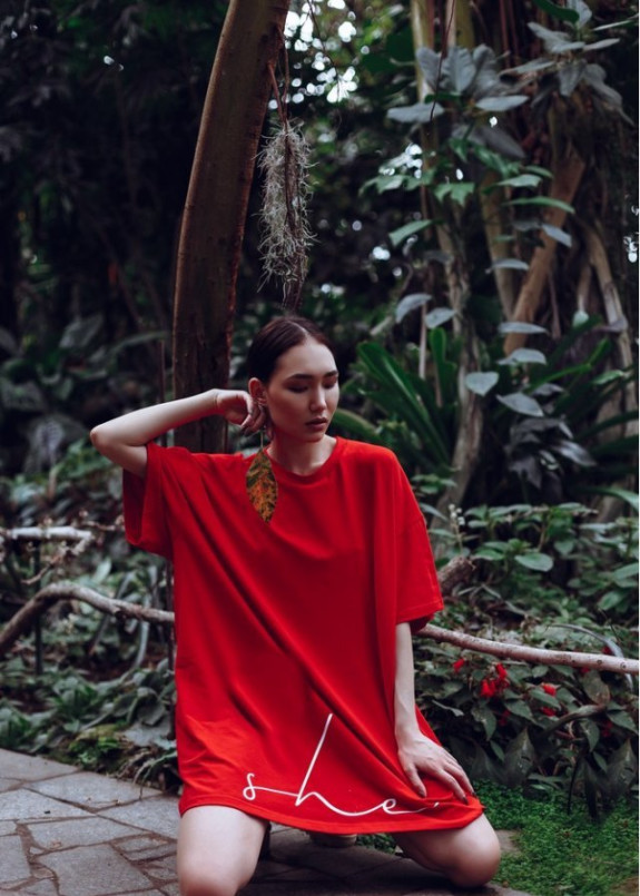 Изображение Платье-футболка MIDI OVERSIZE принт SHE Jungle berry - красное She Black Limit
