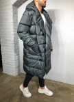 Удлиненный серый мужской пуховик Mfstore Изображение Удлиненный серый мужской пуховик Mfstore
