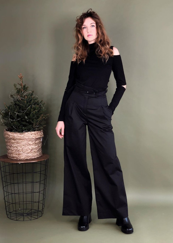 Базовый черный гольф с открытыми плечами Изображение Базовый черный гольф с открытыми плечами