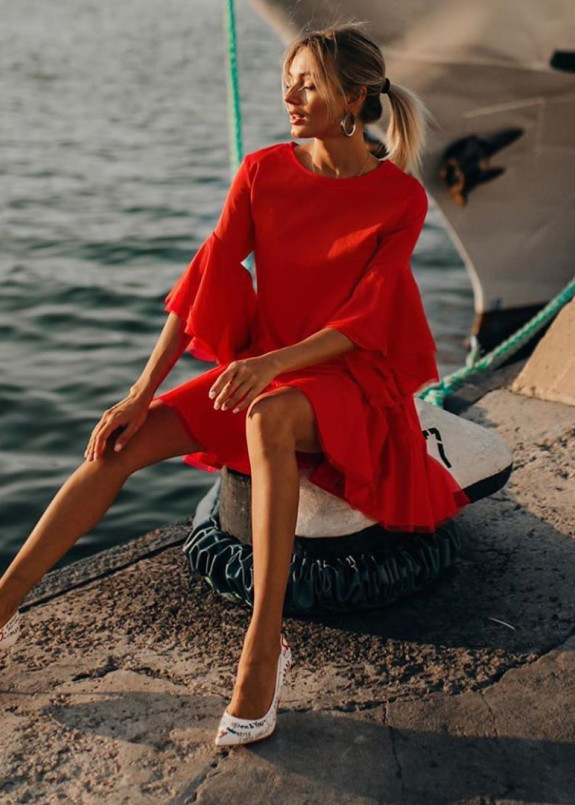 Платье красное с воланами Street style Изображение Платье красное с воланами Street style