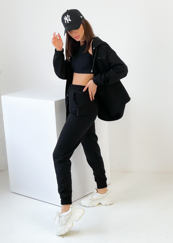 Женский черный костюм с накладными карманами Изображение Женский черный костюм с накладными карманами