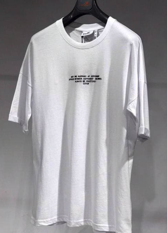 Футболка белая с маленьким крестиком сверху на спине MFStore Изображение Футболка белая с маленьким крестиком сверху на спине MFStore