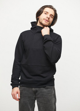 Мужской худи в черном цвете Изображение Мужской худи в черном цвете