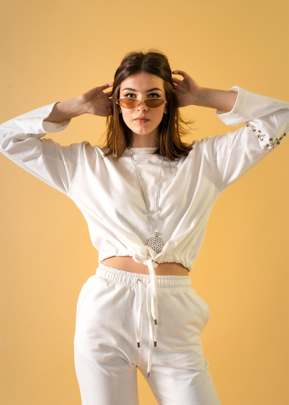 Женский костюм белый с завязками Изображение Женский костюм белый с завязками