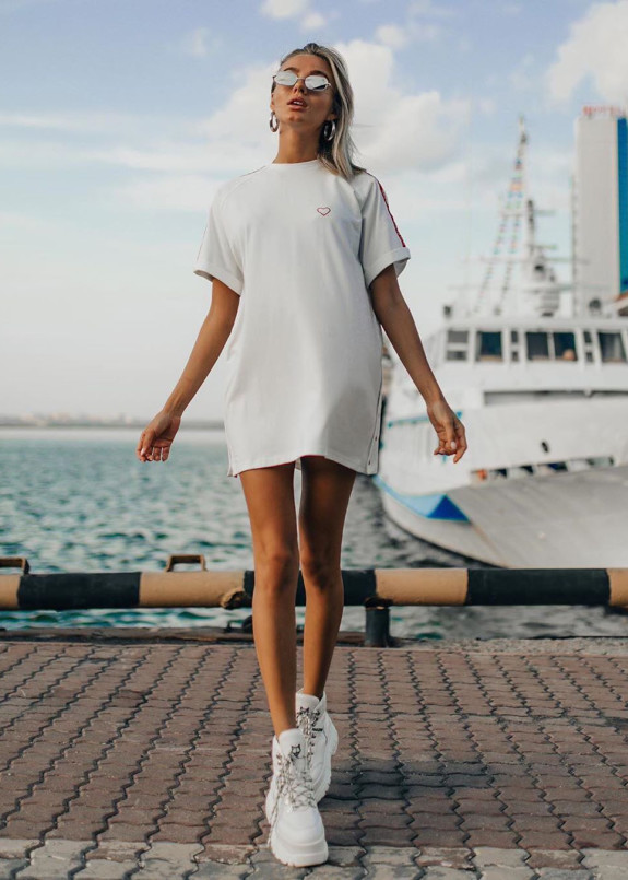 Платье-футболка молочная Street style Изображение Платье-футболка молочная Street style