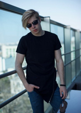 Футболка черная с молнией Изображение Футболка черная с молнией